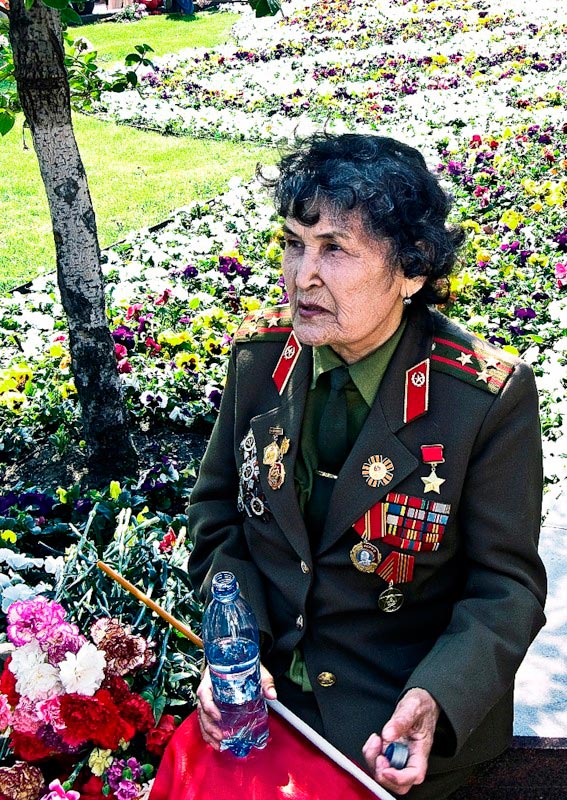 Ряженая ветеранша в мундире полковника